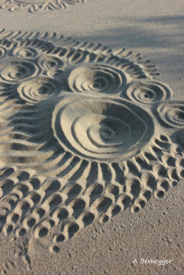 Installation intitulée "Motifs sur le sable" par Alain Bernegger, Œuvre d'art originale