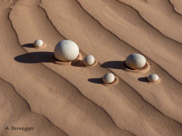 Installation intitulée "Galets et sable" par Alain Bernegger, Œuvre d'art originale