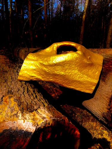 Sculptuur getiteld "Goldfinger2…stop ki…" door Bernie Spielmann, Origineel Kunstwerk, Hout