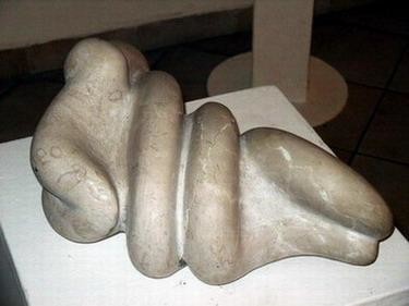Sculpture intitulée "Lying Venus" par Bertalan, Œuvre d'art originale, Pierre