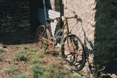 Photographie intitulée "VÉLO ROUILLÉ" par Michel Bettendroffer, Œuvre d'art originale