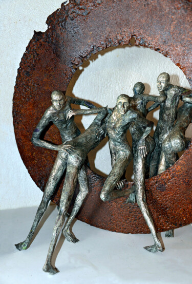 Скульптура под названием "migration" - Betty Hanns, Подлинное произведение искусства, Бумага