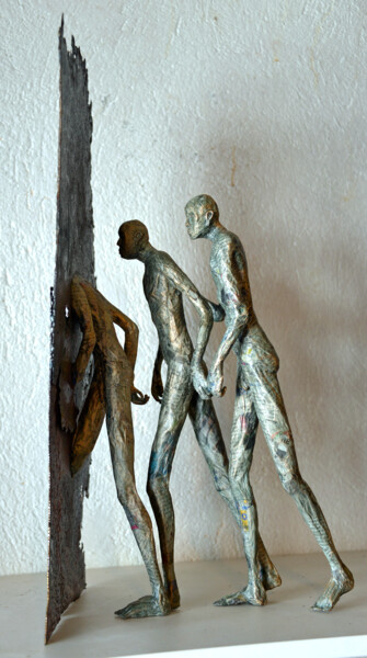 Sculpture intitulée "on va dans le mur" par Betty Hanns, Œuvre d'art originale, Papier mâché