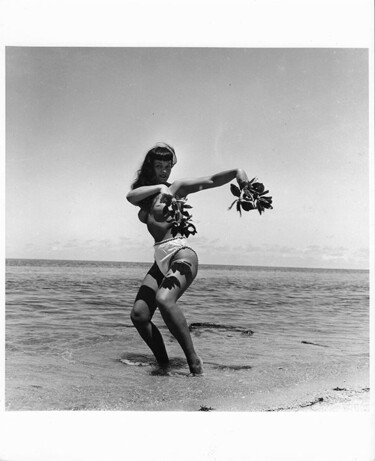 「Floride – 1955 #42」というタイトルの写真撮影 Betty Page - Bunny Yeagerによって, オリジナルのアートワーク, 操作されていない写真