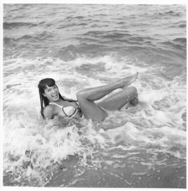 Photography titled "Floride – 1955 #35" by Betty Page - Bunny Yeager, Original Artwork, Non Manipulated Photography