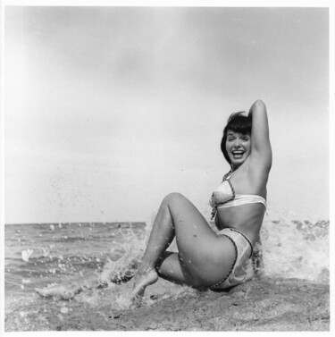 Photographie intitulée "Floride – 1955 #27" par Betty Page - Bunny Yeager, Œuvre d'art originale, Photographie non manipulée