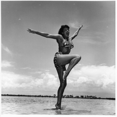 Photography titled "Floride – 1955 #21" by Betty Page - Bunny Yeager, Original Artwork, Non Manipulated Photography