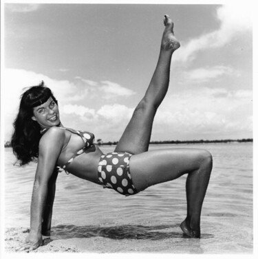 Photography titled "Floride – 1955 #19" by Betty Page - Bunny Yeager, Original Artwork, Non Manipulated Photography