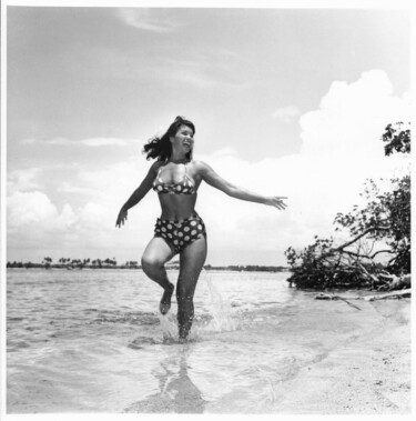 Fotografía titulada "Floride – 1955 #15" por Betty Page - Bunny Yeager, Obra de arte original, Fotografía no manipulada