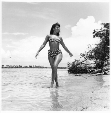 Photography titled "Floride – 1955 #14" by Betty Page - Bunny Yeager, Original Artwork, Non Manipulated Photography