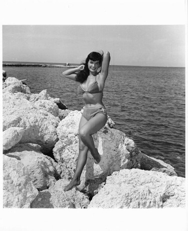 제목이 "Floride – 1955 #9"인 사진 Betty Page - Bunny Yeager로, 원작, 조작되지 않은 사진