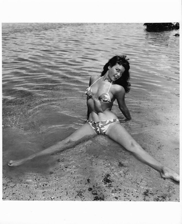 Фотография под названием "Floride – 1955 #8" - Betty Page - Bunny Yeager, Подлинное произведение искусства, Не манипулируема…