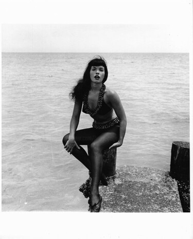 「Floride – 1955 #4」というタイトルの写真撮影 Betty Page - Bunny Yeagerによって, オリジナルのアートワーク, 操作されていない写真