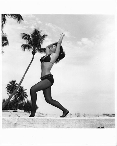 「Floride – 1955 #3」というタイトルの写真撮影 Betty Page - Bunny Yeagerによって, オリジナルのアートワーク, 操作されていない写真