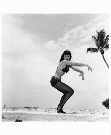 Фотография под названием "Floride – 1955 #2" - Betty Page - Bunny Yeager, Подлинное произведение искусства, Не манипулируема…