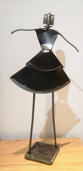 Sculpture intitulée "La petit robe noire" par Béatrice Choury, Œuvre d'art originale, Métaux