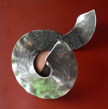 Sculpture titled "Spirale bijoux rouge" by Béatrice Choury, Original Artwork, Metals
