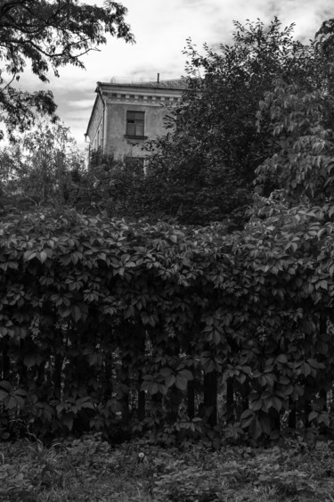 Fotografie mit dem Titel "Hiding house" von Andrii Bilonozhko, Original-Kunstwerk, Digitale Fotografie