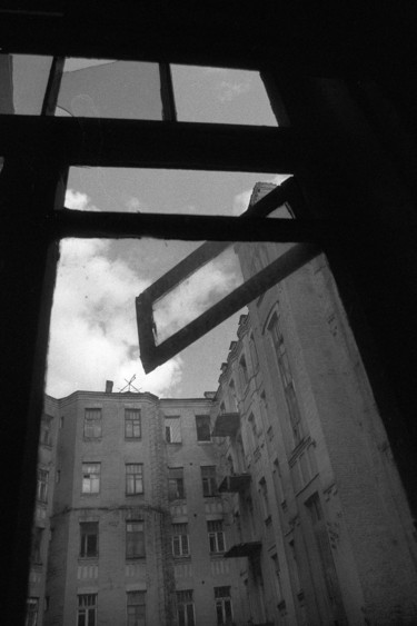 Fotografie mit dem Titel "Abandoned building.…" von Andrii Bilonozhko, Original-Kunstwerk, Analog Fotografie