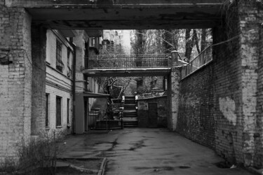 Fotografie mit dem Titel "Courtyard with a br…" von Andrii Bilonozhko, Original-Kunstwerk, Nicht bearbeitete Fotografie