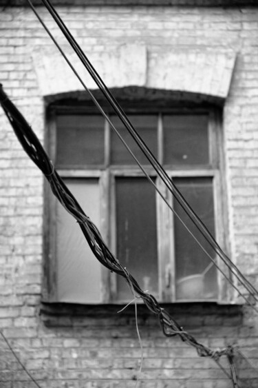 Fotografie mit dem Titel "Window with wires" von Andrii Bilonozhko, Original-Kunstwerk, Nicht bearbeitete Fotografie