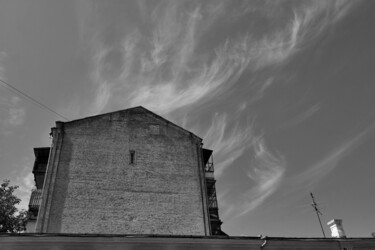 Fotografía titulada "House with clouds" por Andrii Bilonozhko, Obra de arte original, Fotografía digital