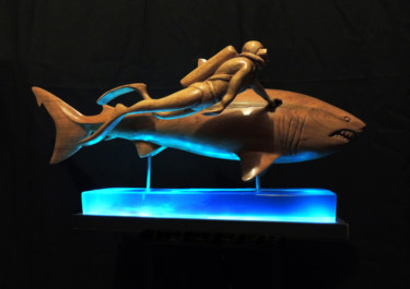 Scultura intitolato "Grand requin blanc" da Sabine Canton, Opera d'arte originale, Legno