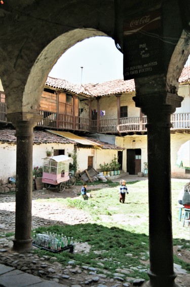 Фотография под названием "Courtyard with cafe…" - Boris Davidovich, Подлинное произведение искусства, Цифровая фотография