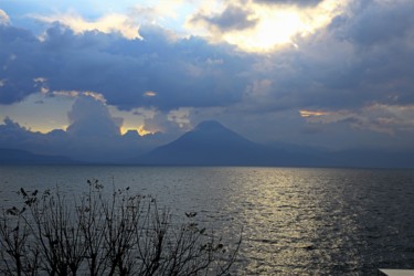 Фотография под названием "Lake Atitlan. #3. G…" - Boris Davidovich, Подлинное произведение искусства, Цифровая фотография