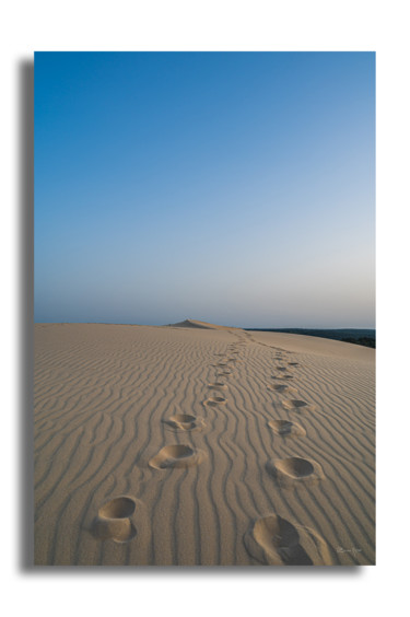 Fotografie getiteld "Les pas de la dune." door Bruno Mylar, Origineel Kunstwerk, Digitale fotografie