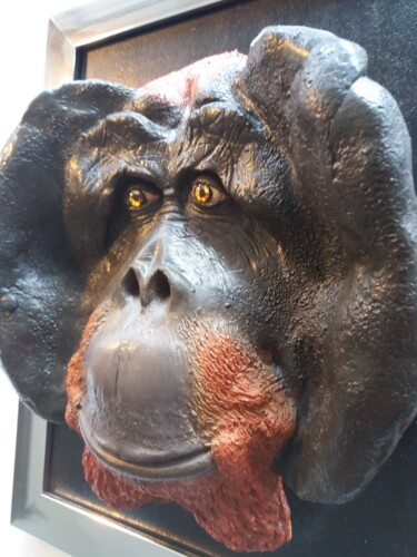 Skulptur mit dem Titel "Orang outan" von Bobraïs, Original-Kunstwerk, Ton Auf Holzplatte montiert