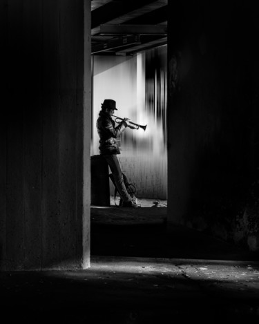 Photographie intitulée "Le trompettiste" par Bogdan Kotewicz, Œuvre d'art originale, Photographie numérique Monté sur Alumin…