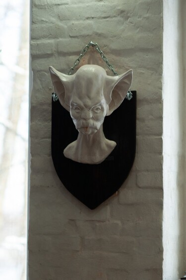 Скульптура под названием "bloodsucker" - Bogdyl, Подлинное произведение искусства, Гипс Установлен на Деревянная панель