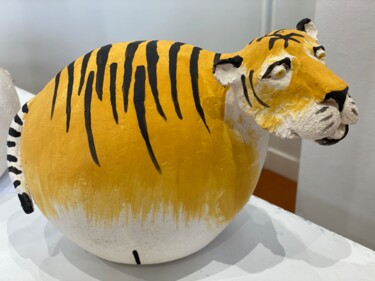 Скульптура под названием "Tigre boule" - Nicole Boldo, Подлинное произведение искусства, Терракота