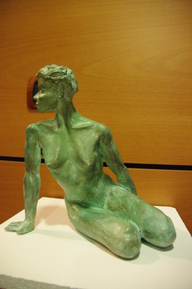 Sculpture titled "FEMME ASSISE GAUCHE" by Nicole Boldo, Original Artwork, Ceramics