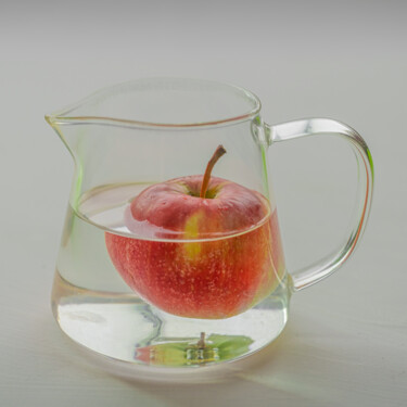 Fotografie mit dem Titel "apple in a decanter" von Boris Belkania, Original-Kunstwerk, Digitale Fotografie