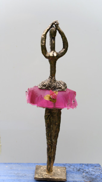 rose-a-la-jupe-rose-face.jpg 37x14x7 cm © par Elisabeth Brainos