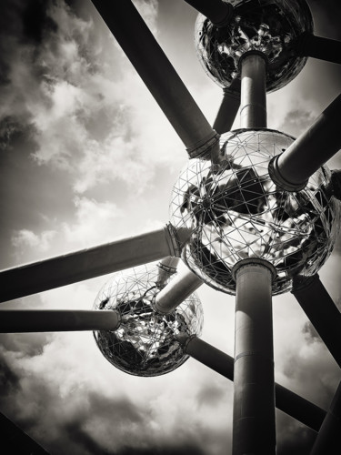 Photographie intitulée "Atomium IV" par Jgc Braticius, Œuvre d'art originale, Photographie numérique