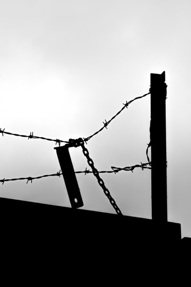 Photographie intitulée "Barbed wire I" par Jgc Braticius, Œuvre d'art originale, Photographie numérique