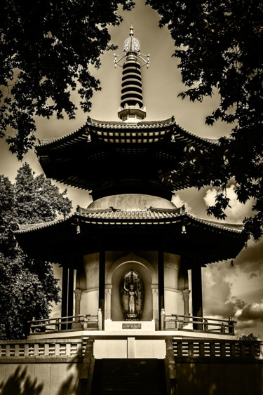 Photographie intitulée "Peace Pagoda" par Jgc Braticius, Œuvre d'art originale, Photographie numérique