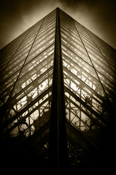 Фотография под названием "Pyramide du Louvre" - Jgc Braticius, Подлинное произведение искусства, Цифровая фотография
