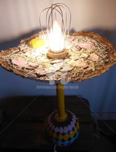 Escultura intitulada "Lampe déco crêperie…" por Brigitte Barcelo, Obras de arte originais, Papel machê