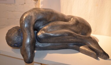 Skulptur mit dem Titel "l'homme en sommeil" von Brigitte Perez, Original-Kunstwerk, Ton