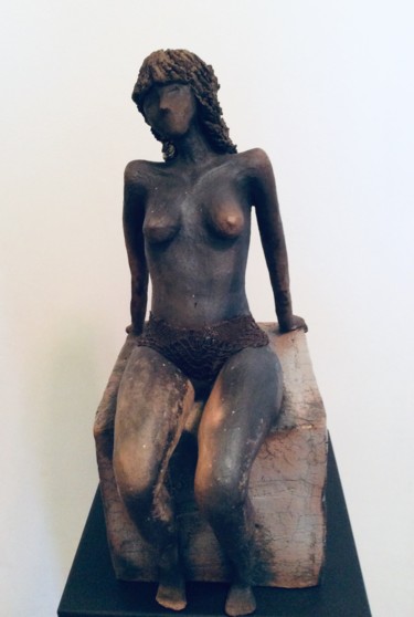 Sculpture intitulée "Assise Sur un socle" par Brigitte Reina, Œuvre d'art originale, Terre cuite