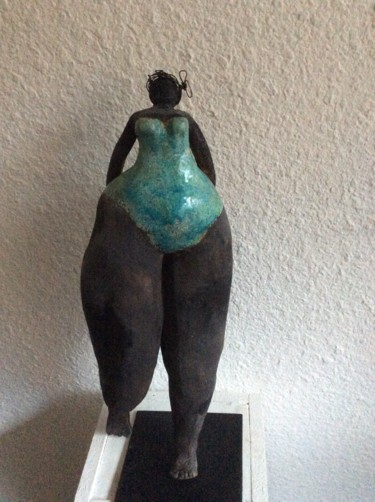 Sculptuur getiteld "Nana au maillot tur…" door Brigitte Reina, Origineel Kunstwerk