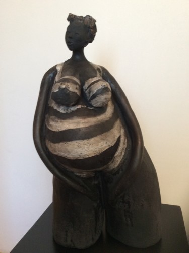 Escultura titulada "Nana au maillot rayé" por Brigitte Reina, Obra de arte original