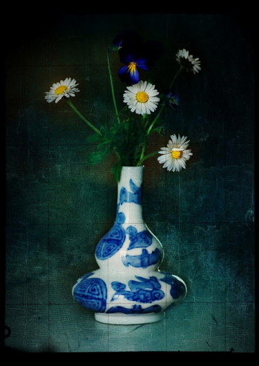 Fotografie getiteld "Flowers in a vase." door Dave English, Origineel Kunstwerk, Digitale fotografie