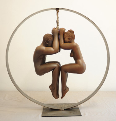 Skulptur mit dem Titel "couple suspendu" von Olivier Bru, Original-Kunstwerk, Terra cotta