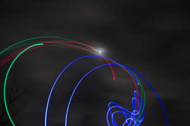 Photographie intitulée "Lune Couleur 8 févr…" par Bruno Mesrine, Œuvre d'art originale, Light Painting