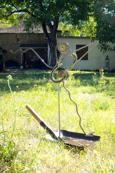 Sculpture titled "Oiseau Pelle Météor…" by Bruno Mesrine, Original Artwork, Metals